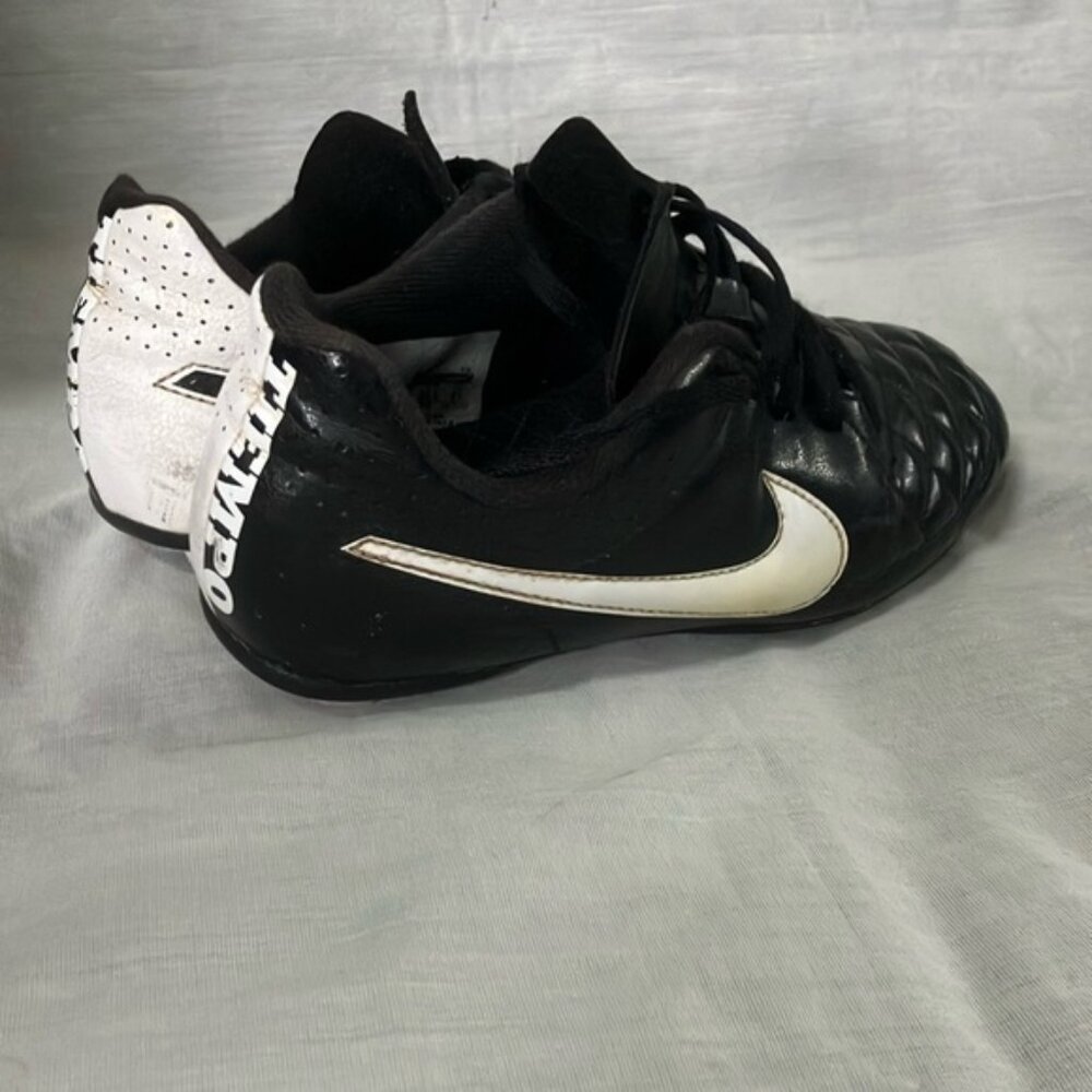 Nike boys girls Tiempo soccer Cleats-some STAINS but good condition